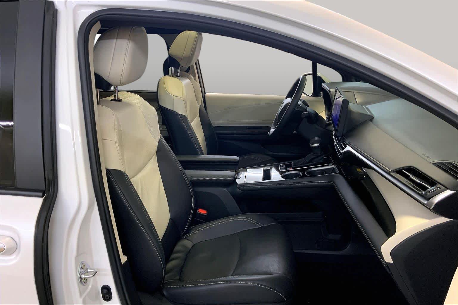 Used 2025 Wind Chill Pearl Toyota Platinum image 8