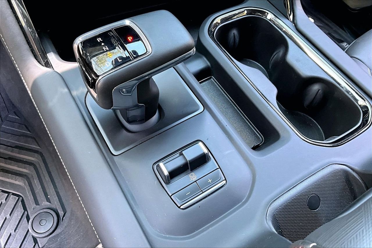 Used 2024 White GMC AT4X image 26