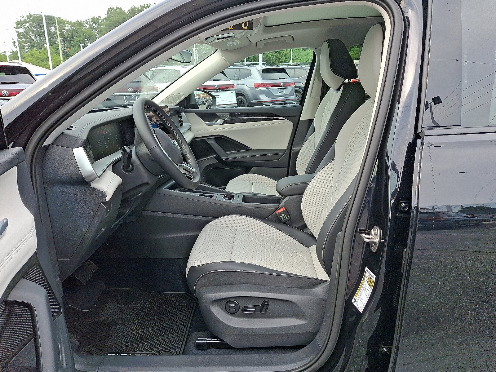 2025 Volkswagen Tiguan SE photo 3