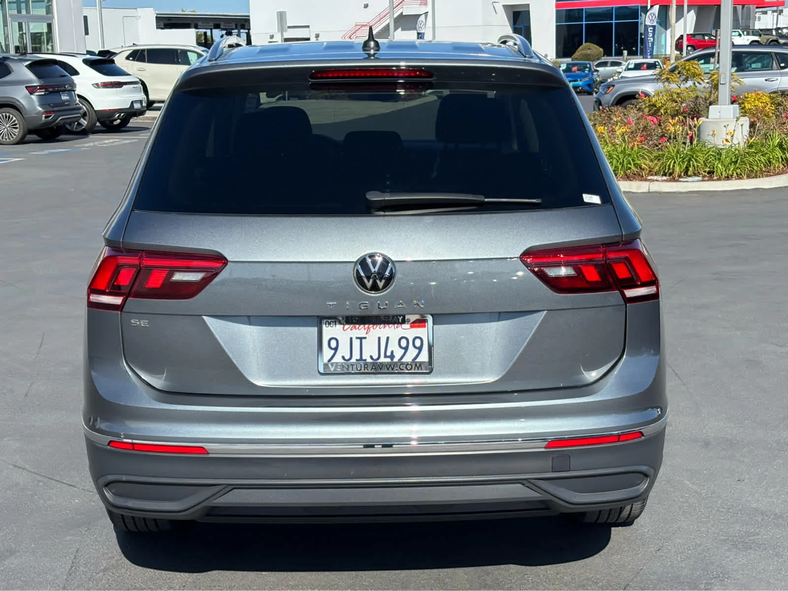 Used 2023 Platinum Gray Metallic Volkswagen SE image 4