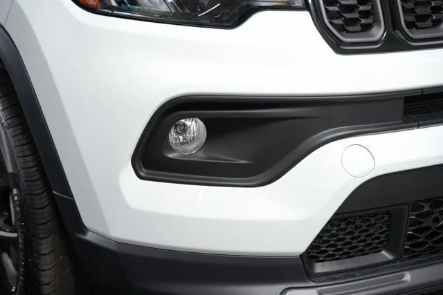 New 2026 Bright White Clear-Coat Exterior Paint Jeep Latitude image 51
