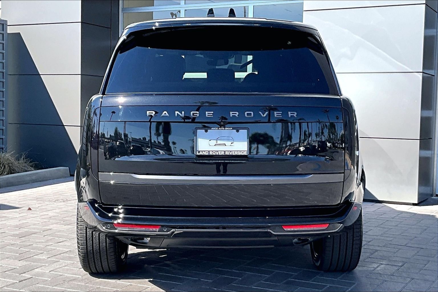 New 2026 Santorini Black Land Rover SE image 4