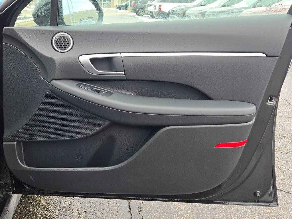 New 2026 Black Hyundai SE image 9