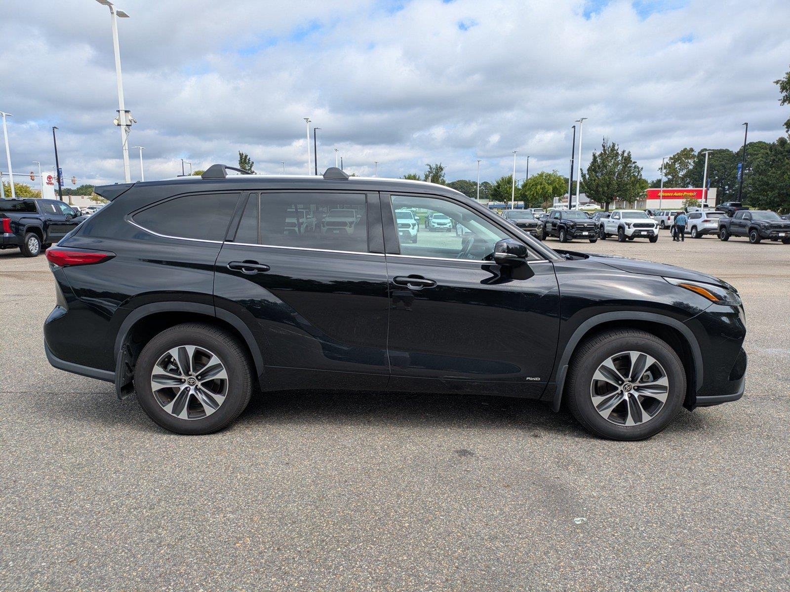 Used 2022 Midnight Black Metallic Toyota Hybrid XLE image 3