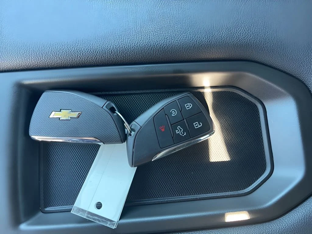 Used 2025 Summit White Chevrolet Custom image 27