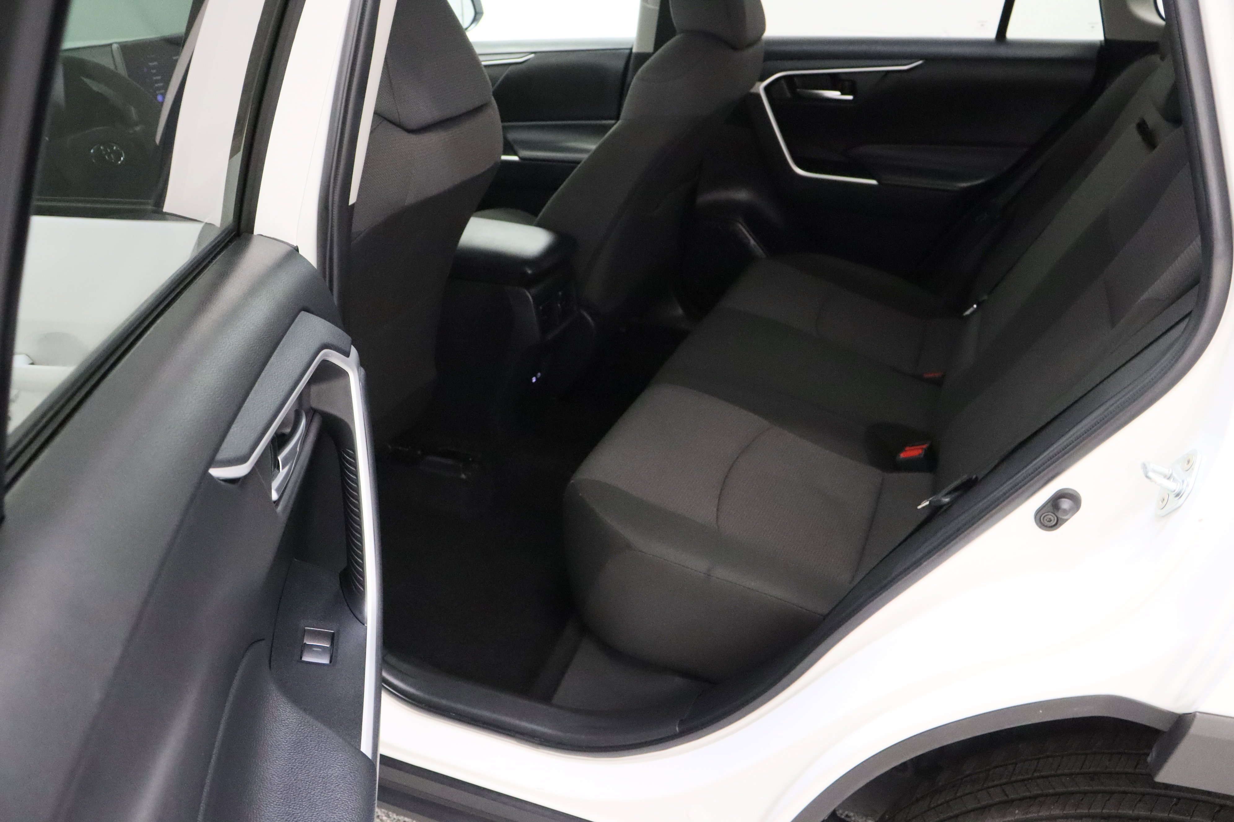 Used 2025 Ice Cap Toyota XLE 2.5L image 28