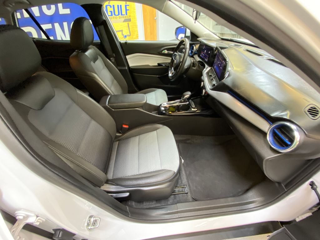 Used 2025 White Chevrolet LT image 25