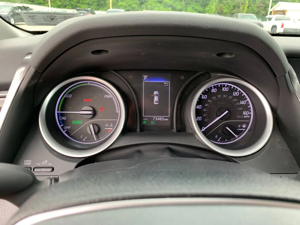 Used 2022 White Toyota LE image 29