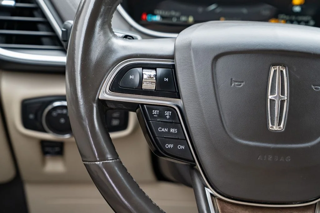 Used 2019 Red Lincoln Reserve image 13
