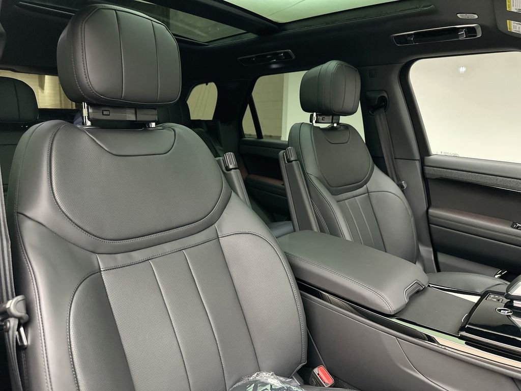 New 2027 Santorini Black Land Rover Dynamic SE image 6