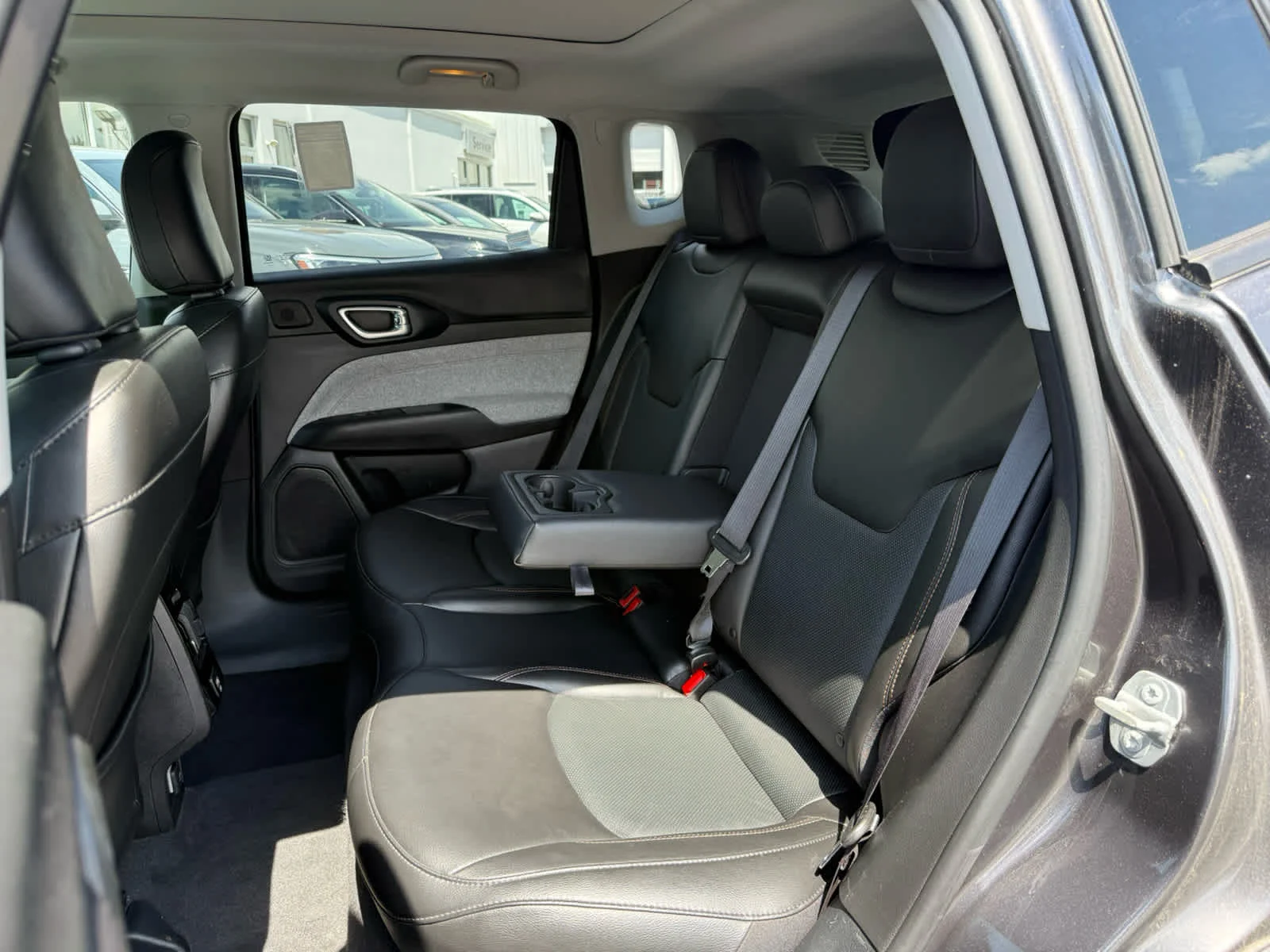 Used 2022 Granite Crystal Metallic Clearcoat Jeep Latitude Lux image 16