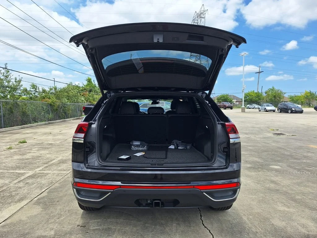 New 2026 Black Volkswagen 2.0T SE w/Technology image 28