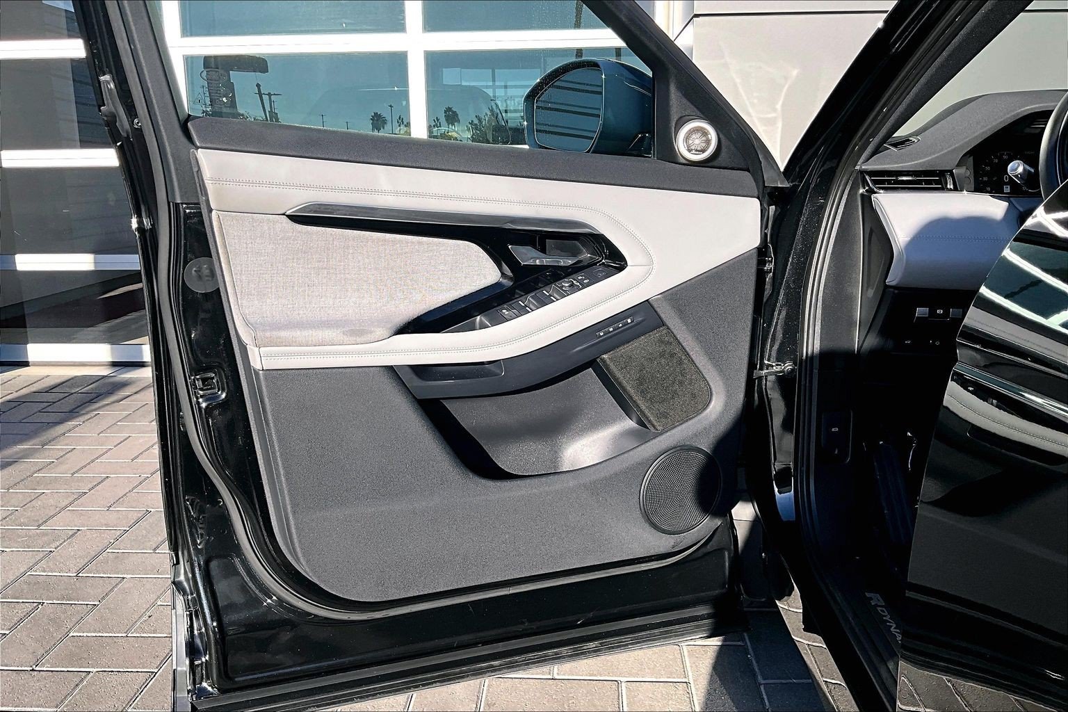 Used 2020 Black Land Rover R-Dynamic HSE image 20