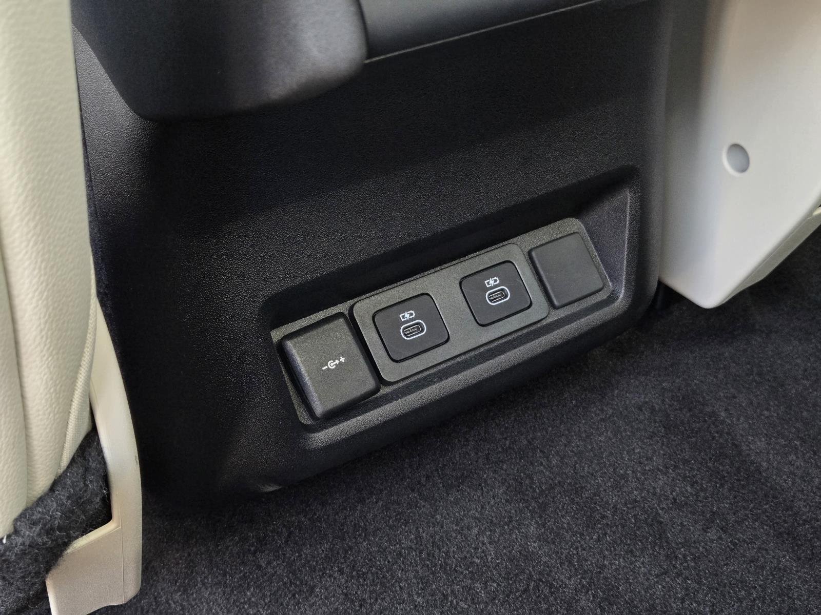 Used 2025 Varesine Blue Metallic Land Rover S image 38