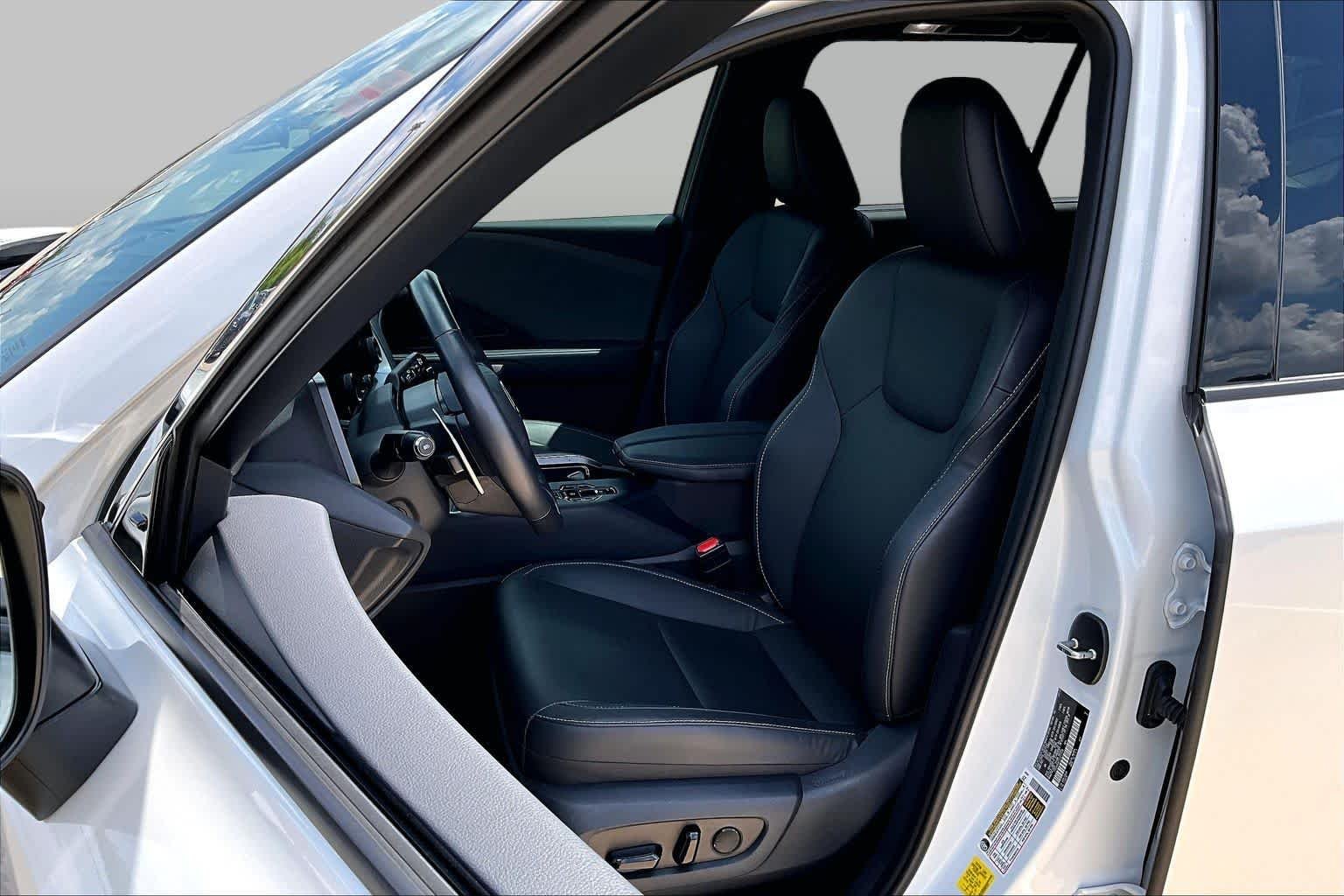 Used 2025 Wind Chill Pearl Lexus Premium image 8
