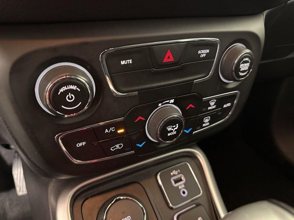 Used 2019  Jeep  image 3