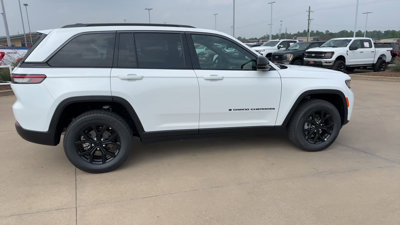 New 2026 Bright White Clearcoat Jeep Laredo Altitude image 9