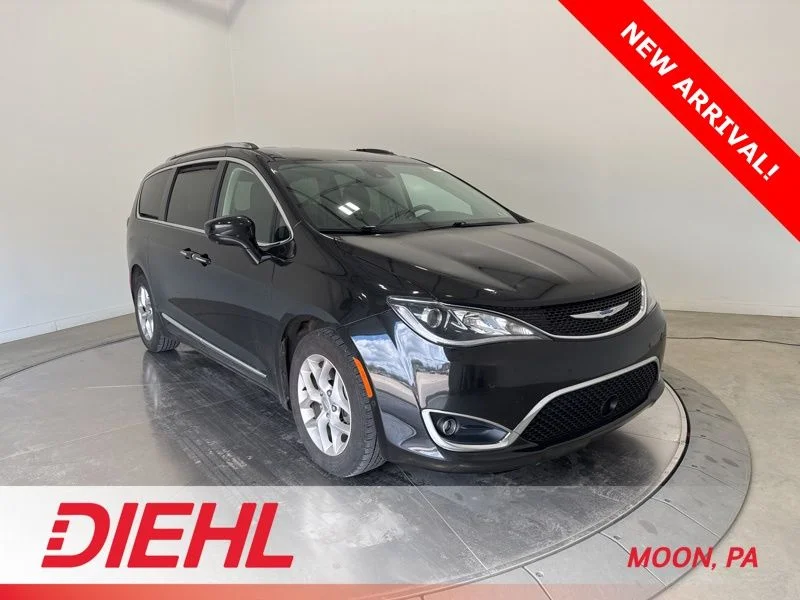 2019 Chrysler Pacifica Touring L's photo