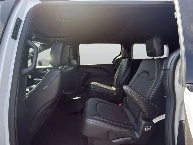 2025 Chrysler Pacifica Select - Photo 12