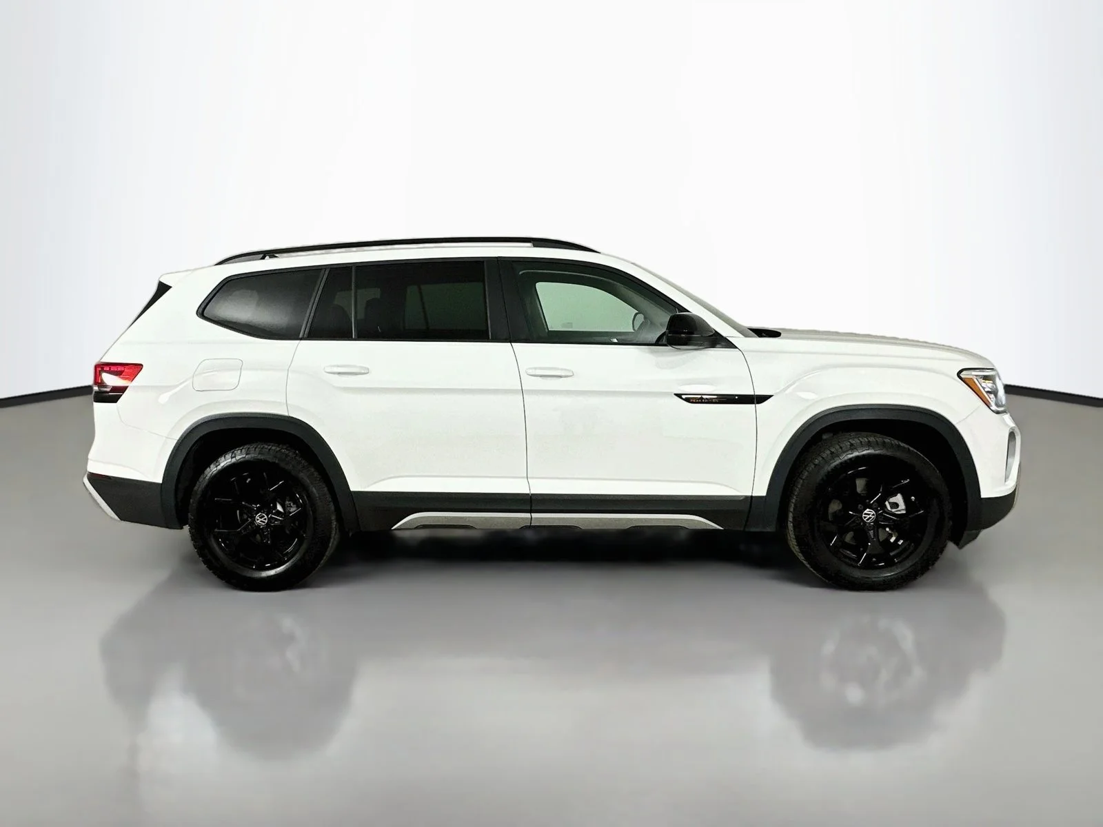 Used 2025  Volkswagen  image 4