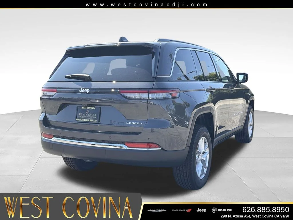 New 2026 Baltic Gray Metallic Clearcoat Jeep Laredo image 8
