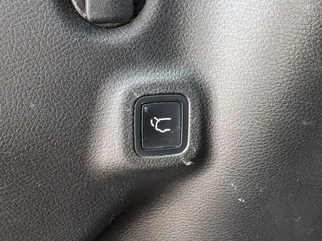Used 2022 Gray Jeep Latitude image 9