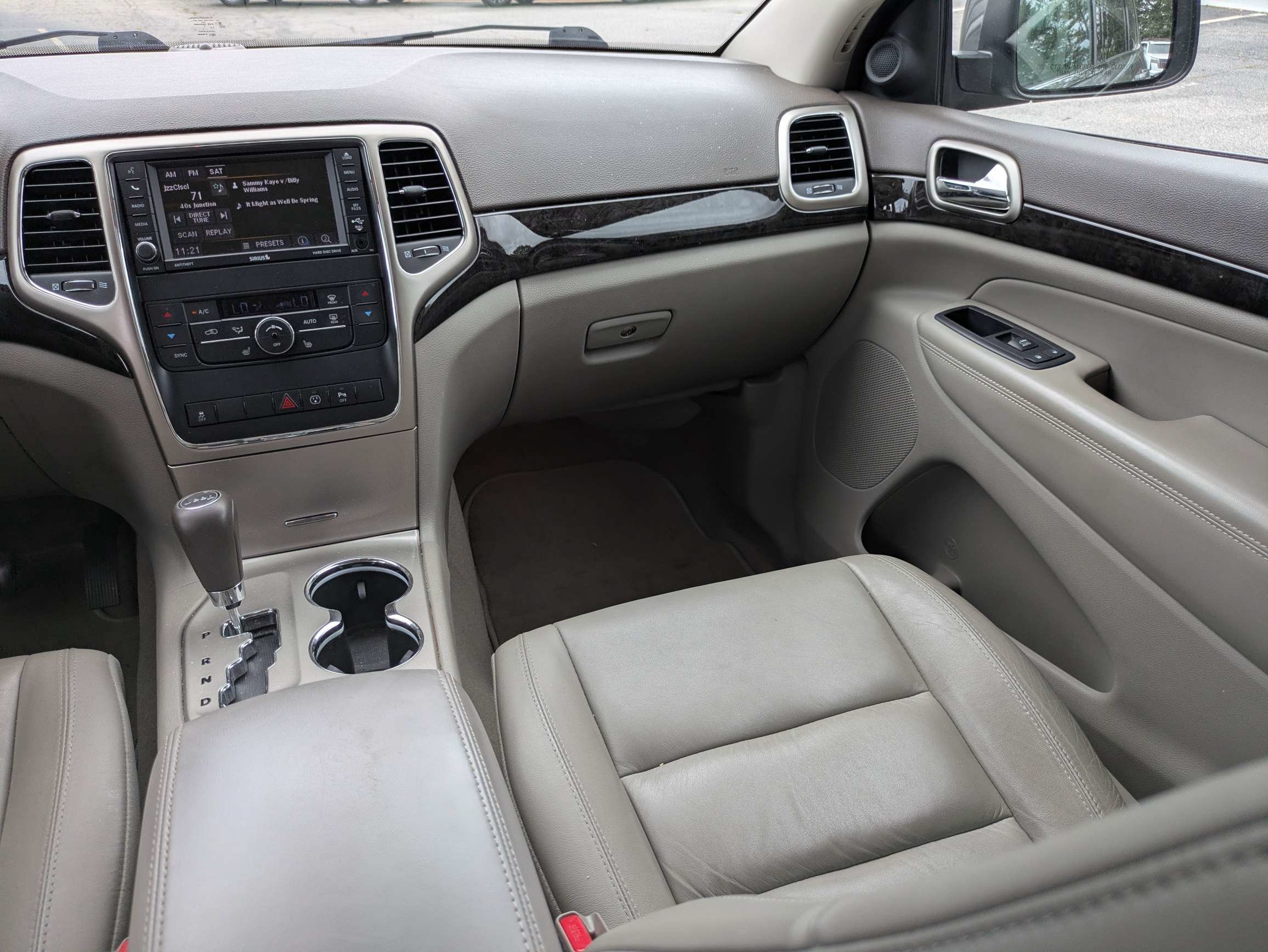 Used 2013 Gray Jeep Laredo image 13