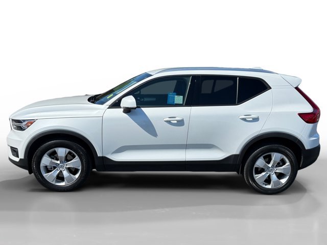 Used 2022 White Volvo Momentum image 2