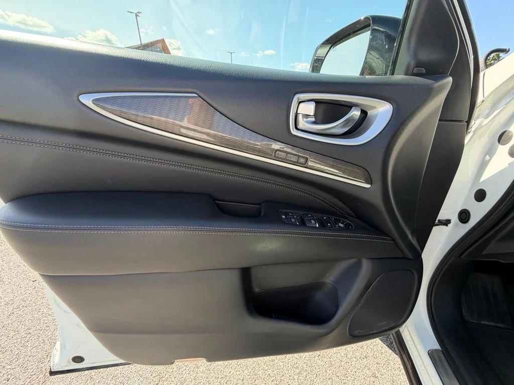 Used 2019 White INFINITI LUXE image 14