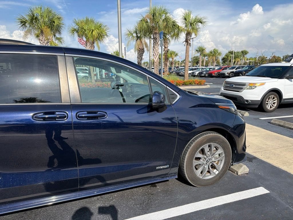 2021 Toyota Sienna LE - Photo 9