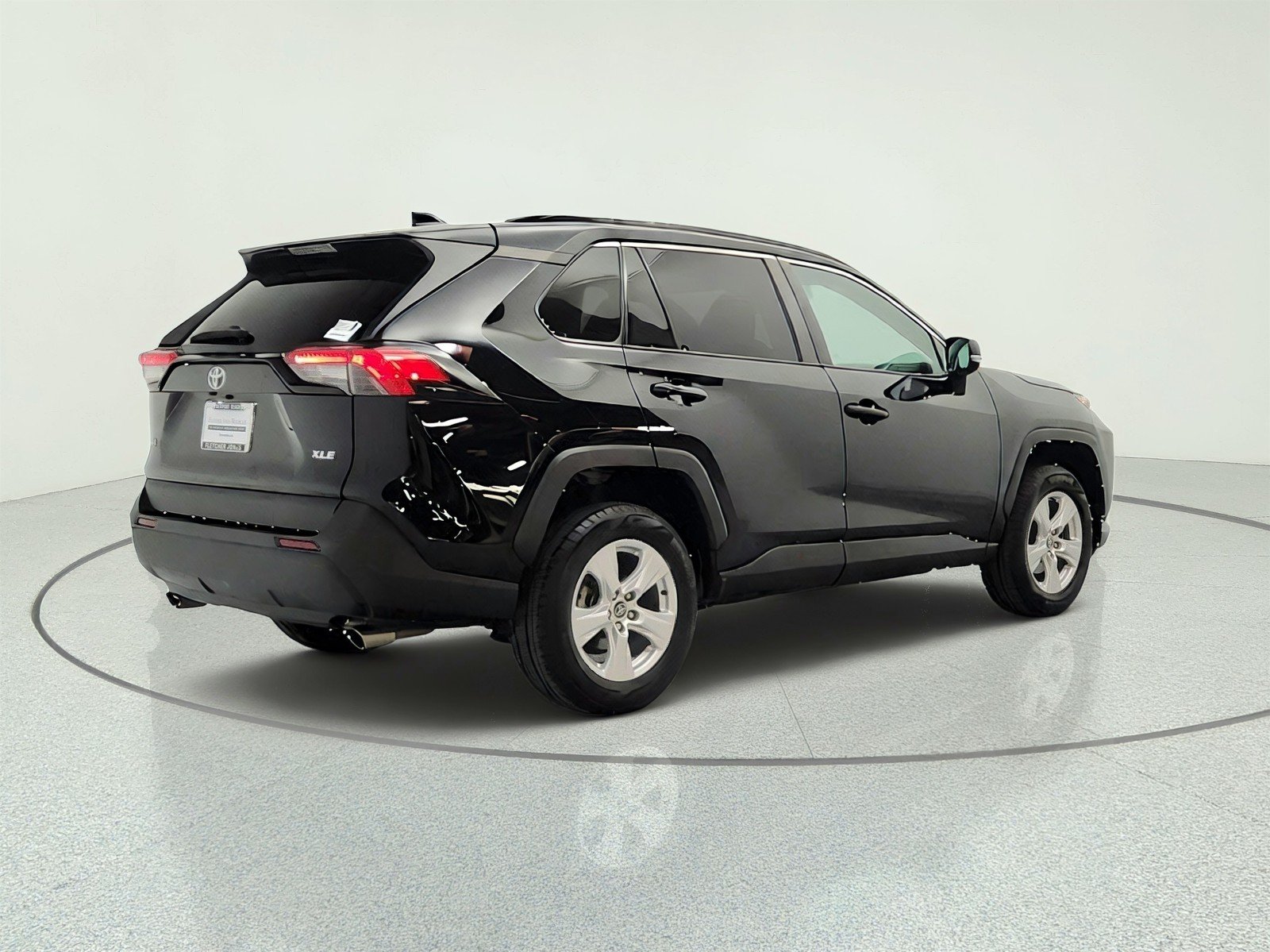 Used 2020 Midnight Black Metallic Toyota XLE FWD (Natl) image 5
