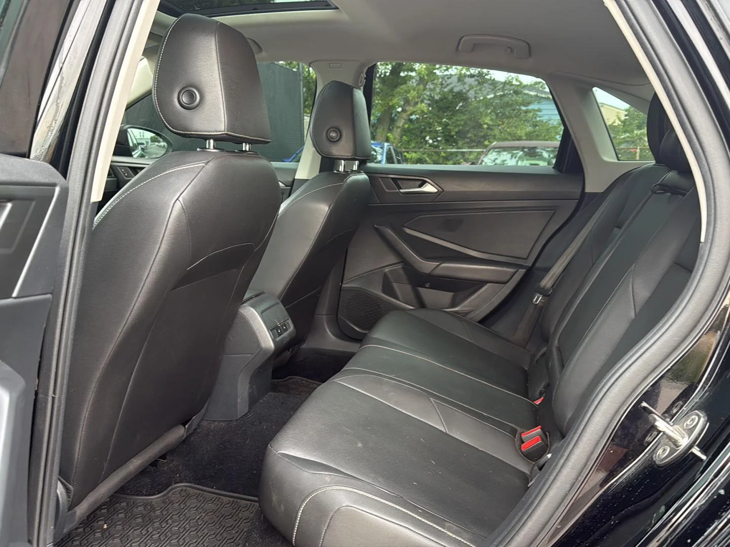 Used 2019  Volkswagen SE image 10