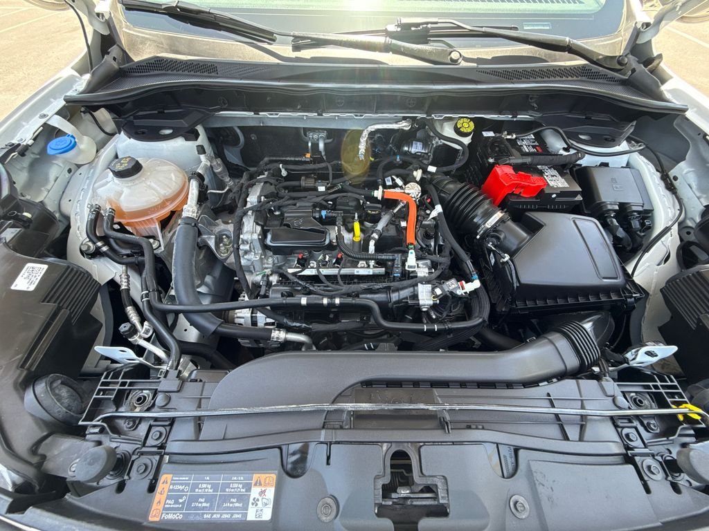 Used 2022 White Ford SE image 10