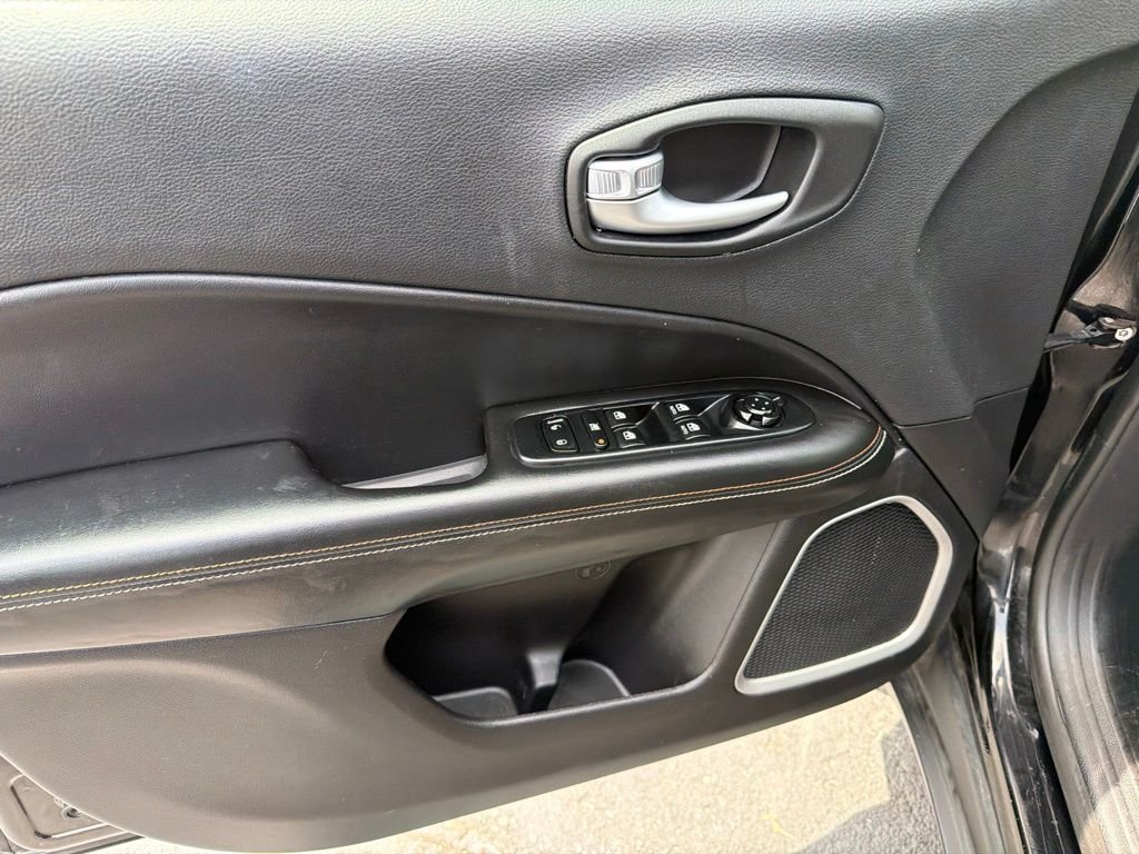 Used 2018 Black Jeep Latitude image 9