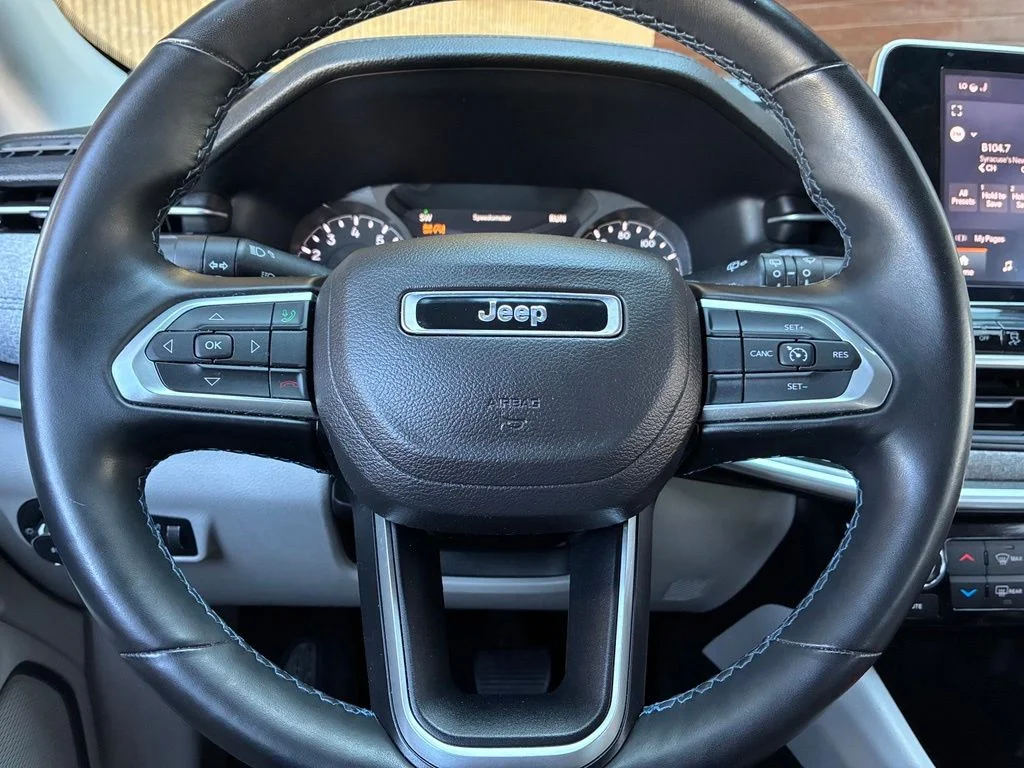 Used 2022 Red Jeep Latitude image 31