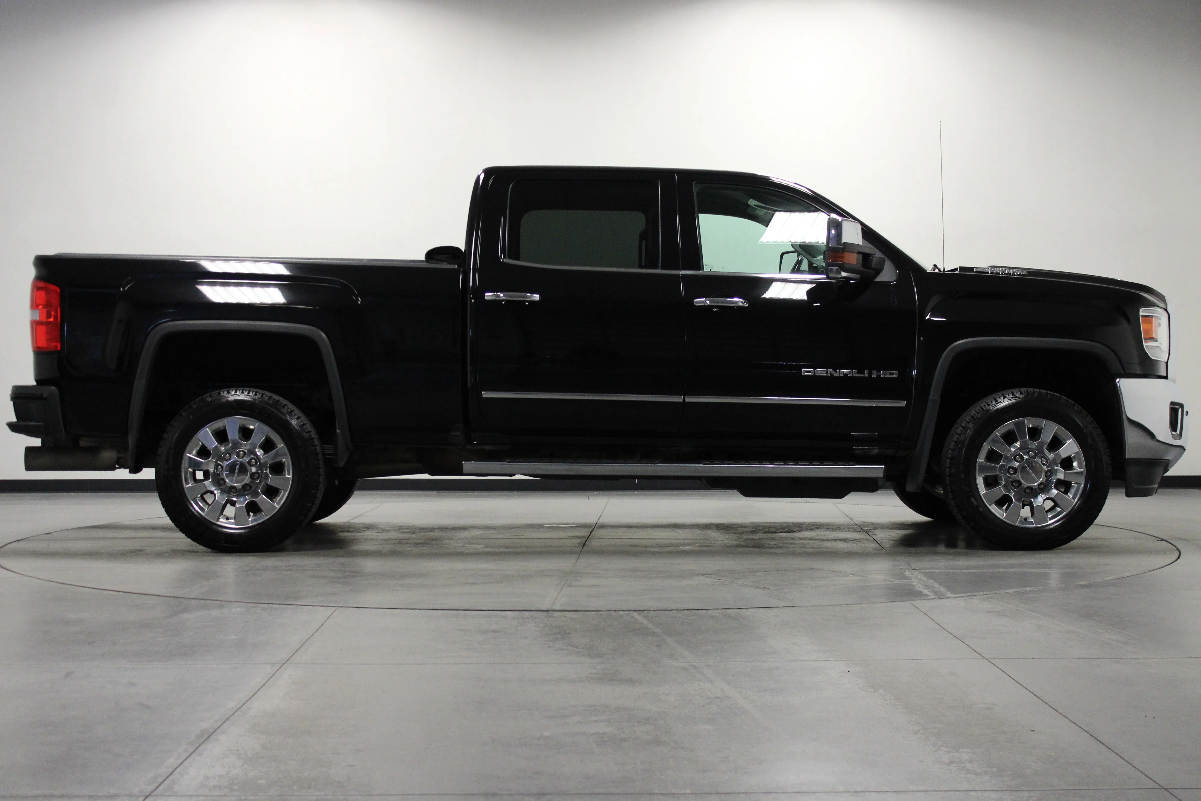 Used 2017 ONYX BLACK GMC Denali image 3