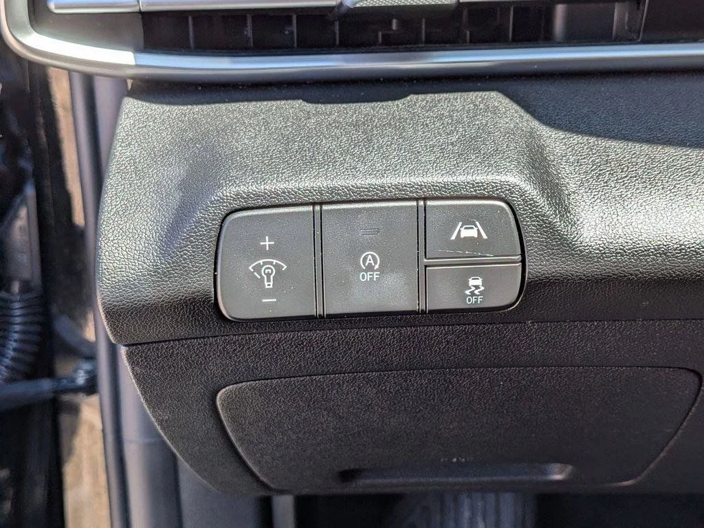 Used 2022 Black Hyundai SE image 14