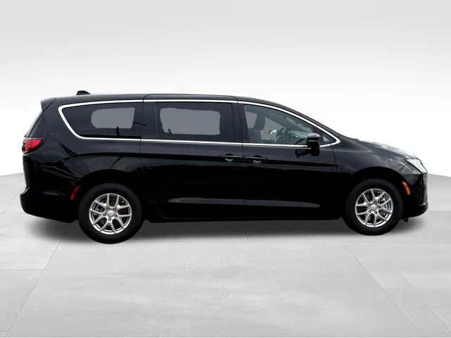 New 2027 Diamond Black Crystal Pearl-Coat Exterior Paint Chrysler Select image 9
