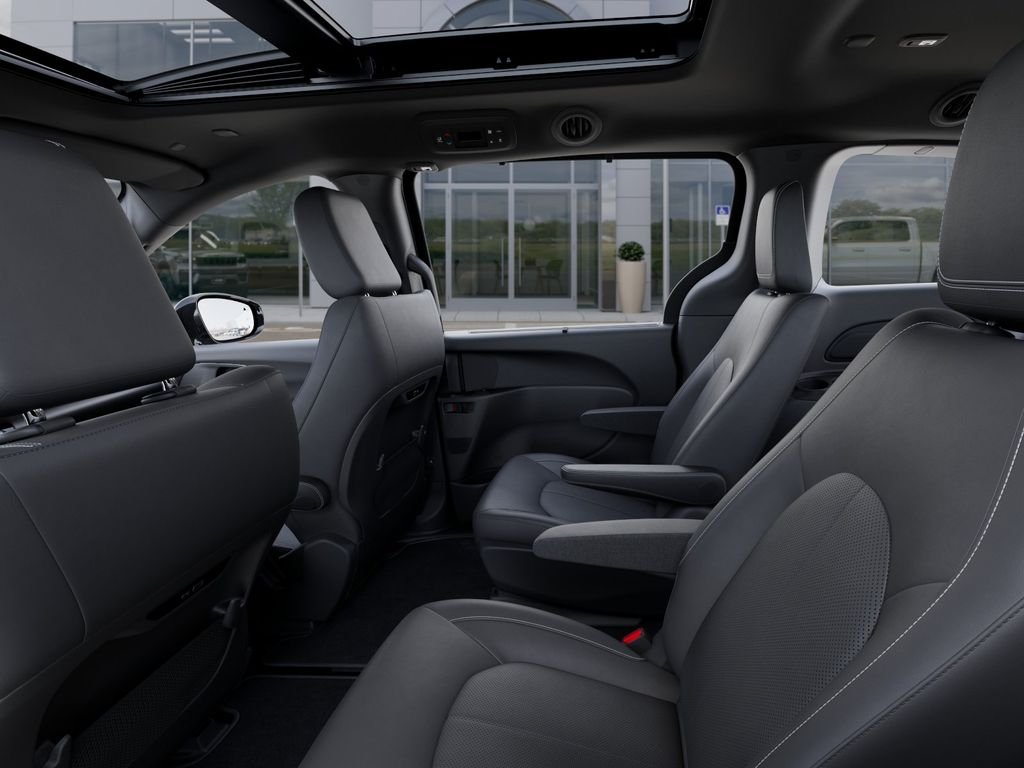 New 2026 Diamond Black Crystal Pearl-Coat Exterior Paint Chrysler Select image 23