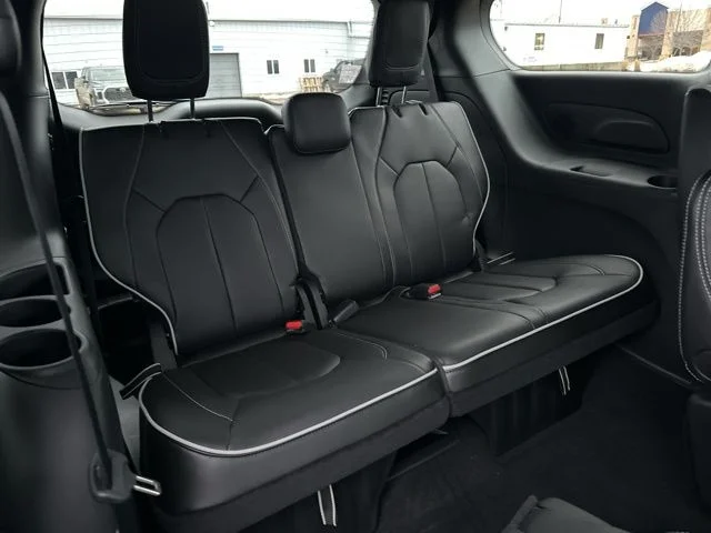 New 2026 Diamond Black Crystal Pearl-Coat Exterior Paint Chrysler Limited image 12