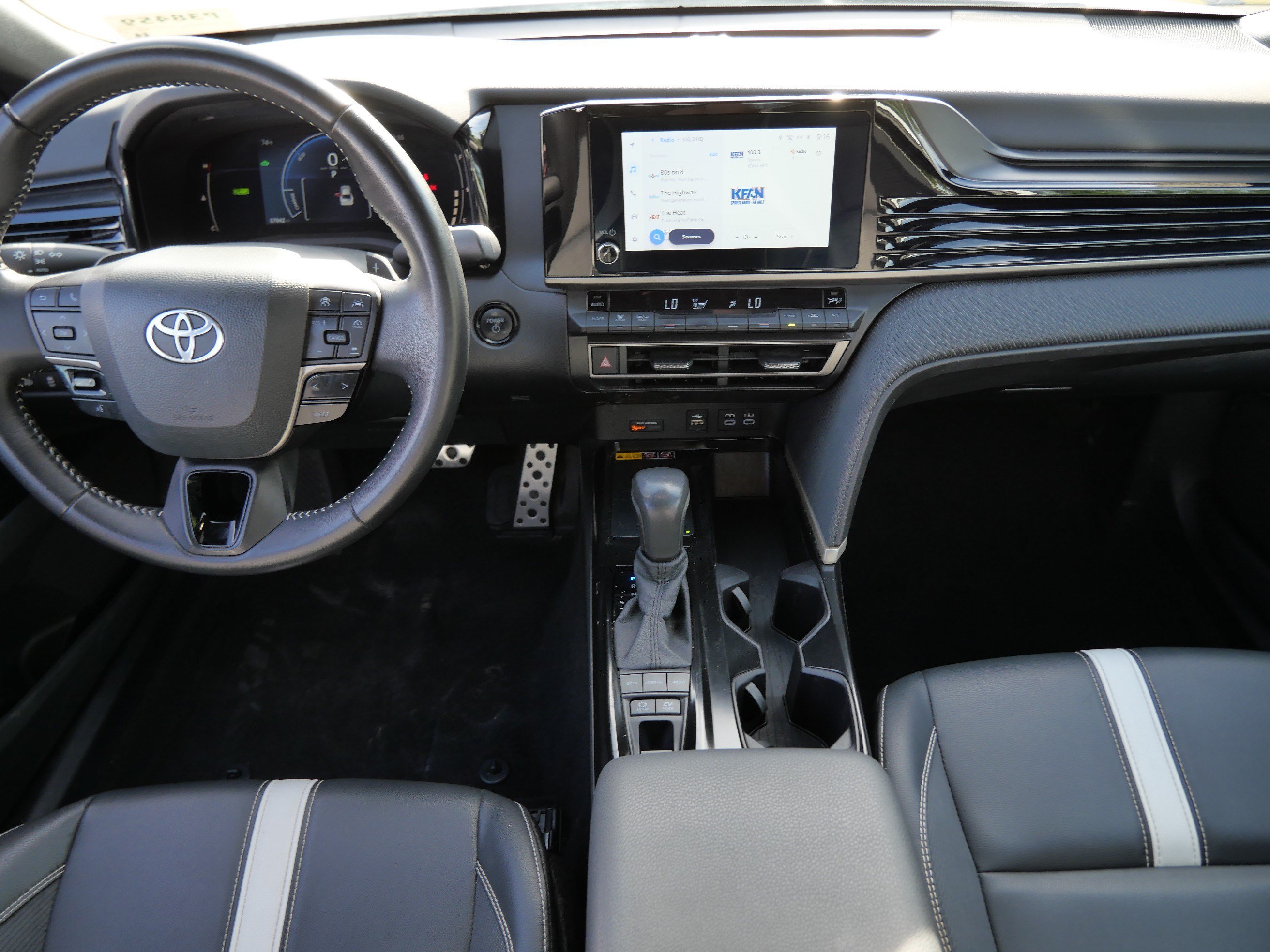 Used 2025 Ice Cap Toyota SE image 10