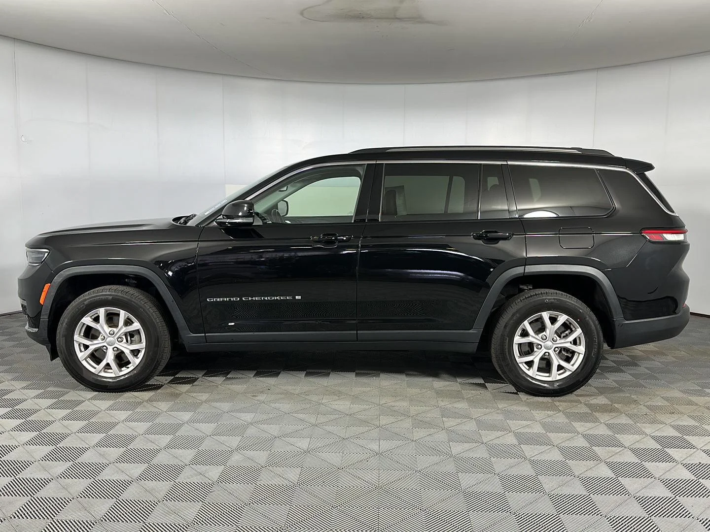 Used 2021 Diamond Black Crystal Pearlcoat Jeep Limited image 6
