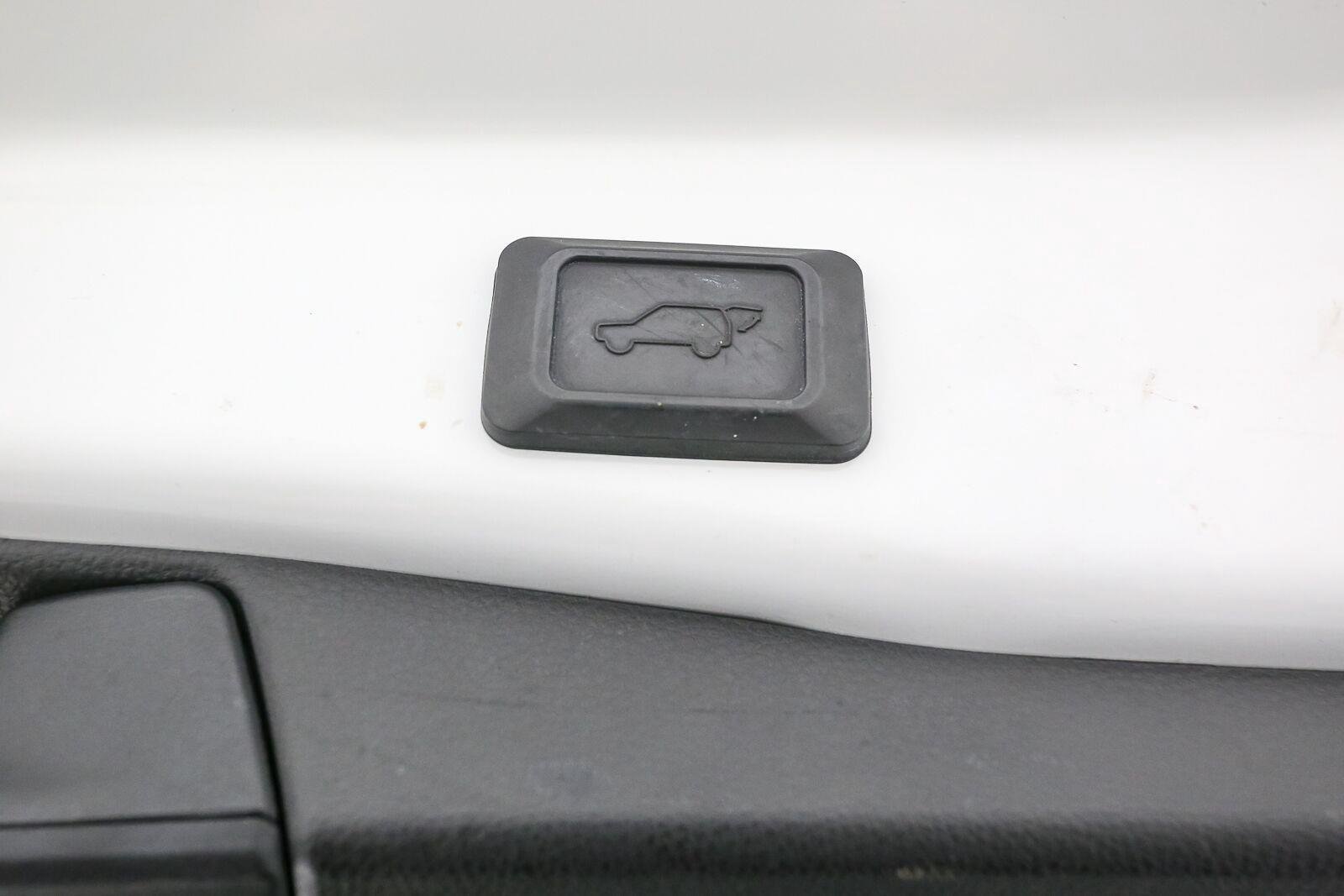Used 2019 Super White Toyota XLE Premium image 13