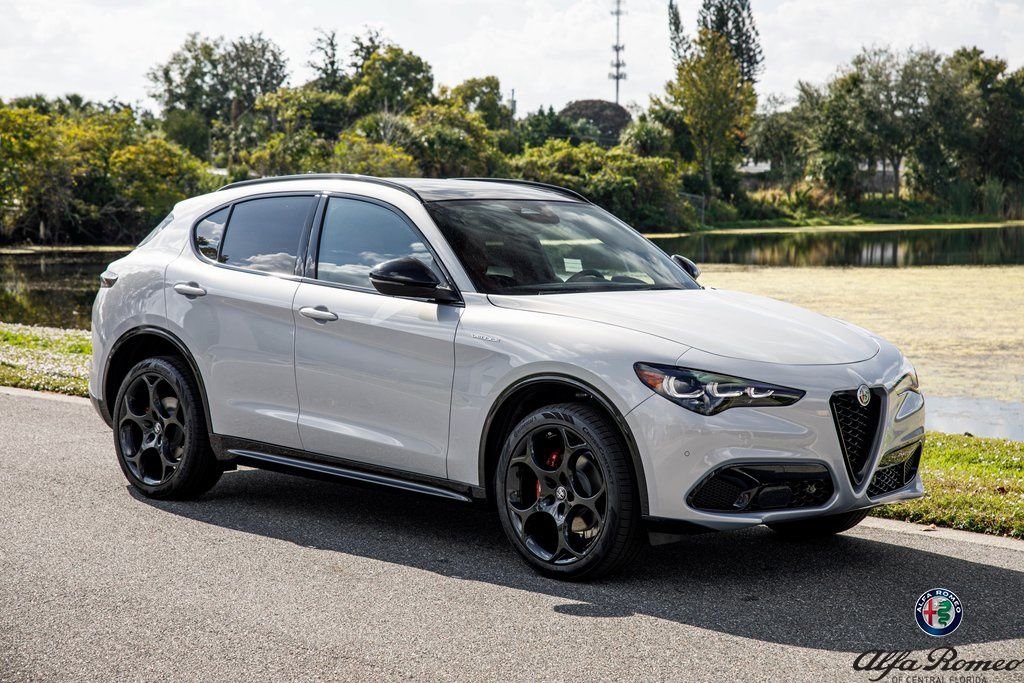 2025 Alfa Romeo Stelvio Base
