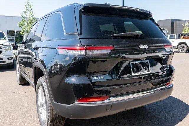 New 2026 Diamond Black Crystal Pearlcoat Jeep Laredo X image 7