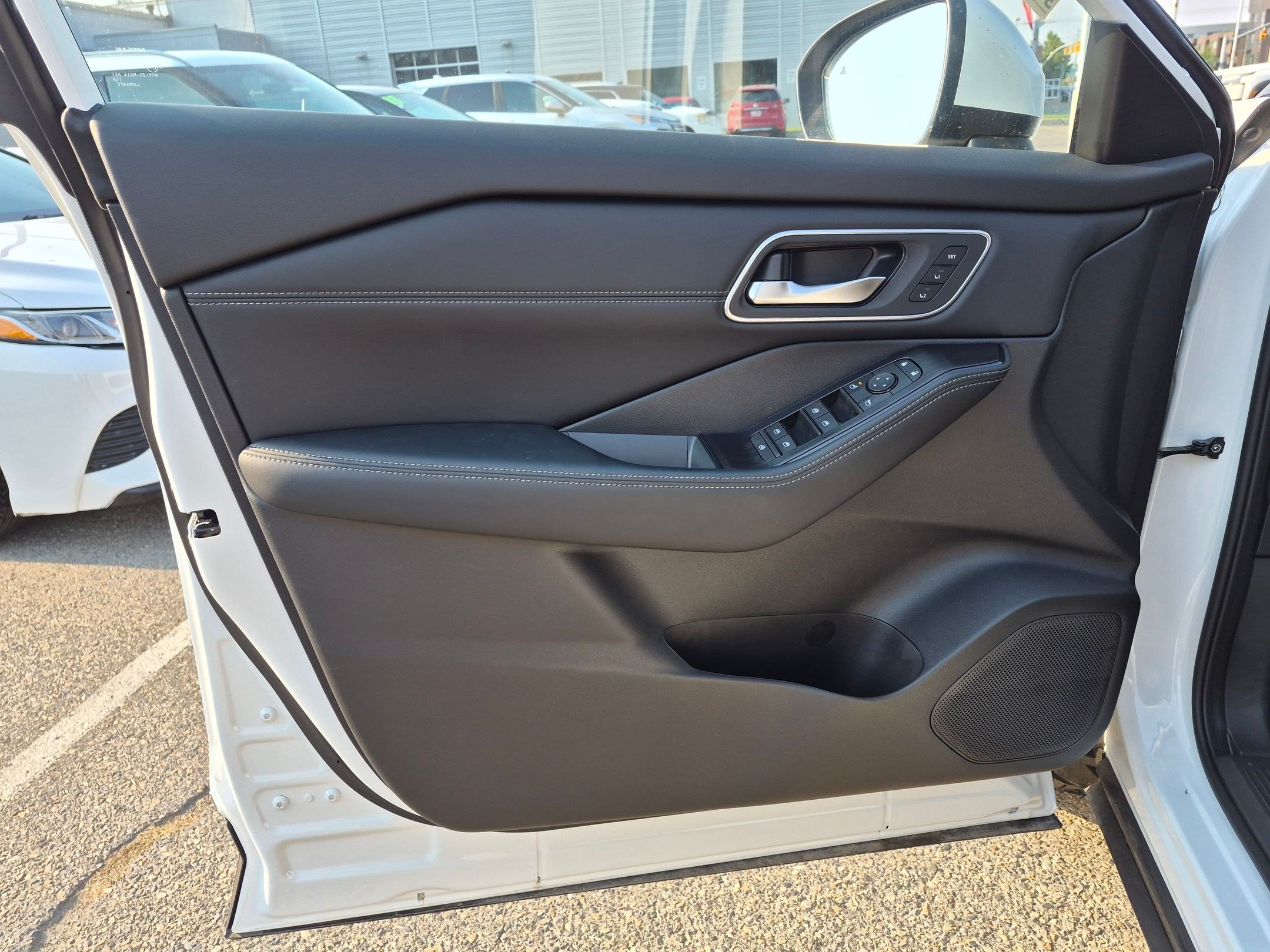 New 2026 Everest White Pearl Tricoat Nissan Platinum image 10