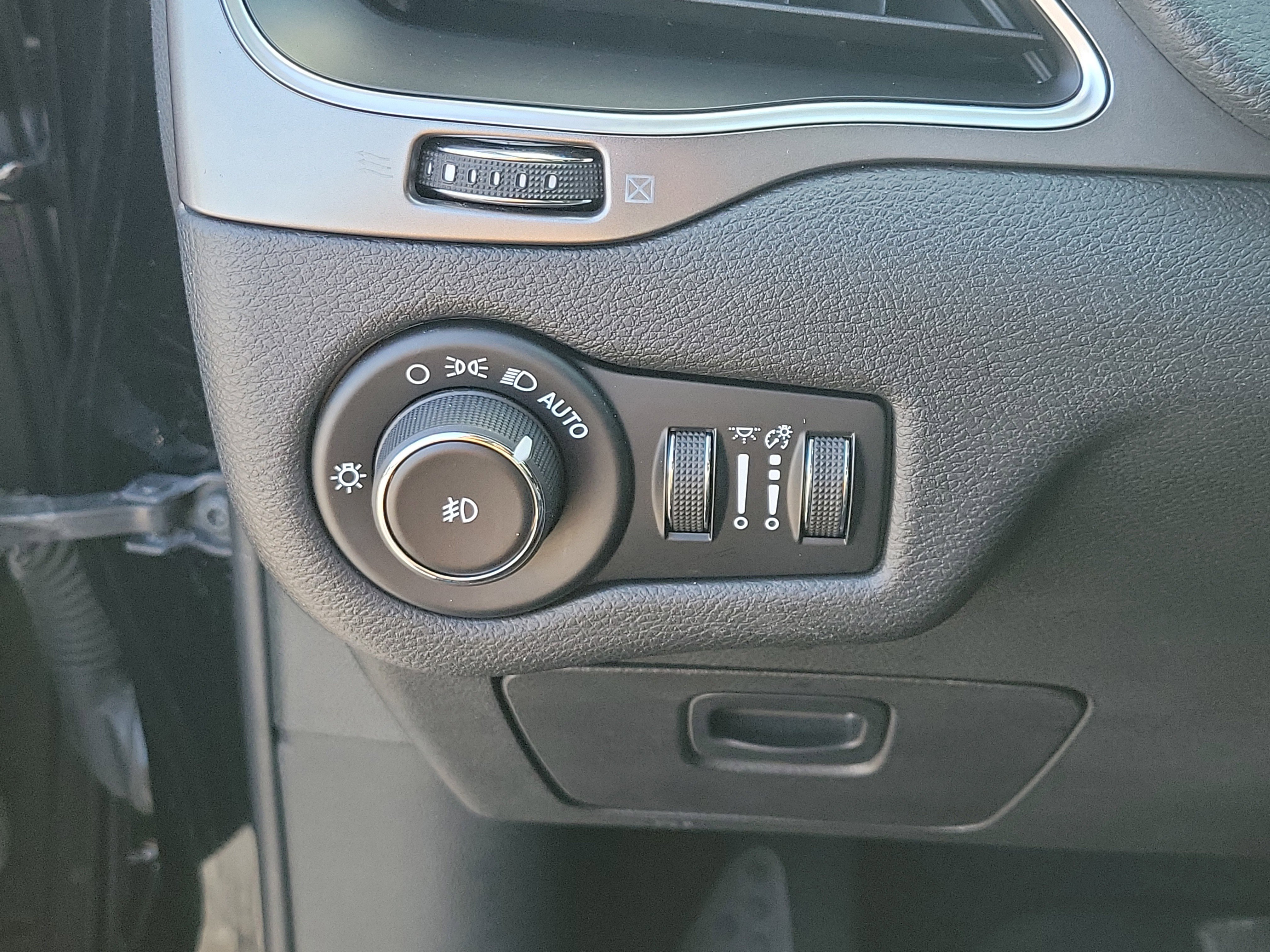 Used 2019 Diamond Black Crystal Pearlcoat Jeep Latitude Plus image 27