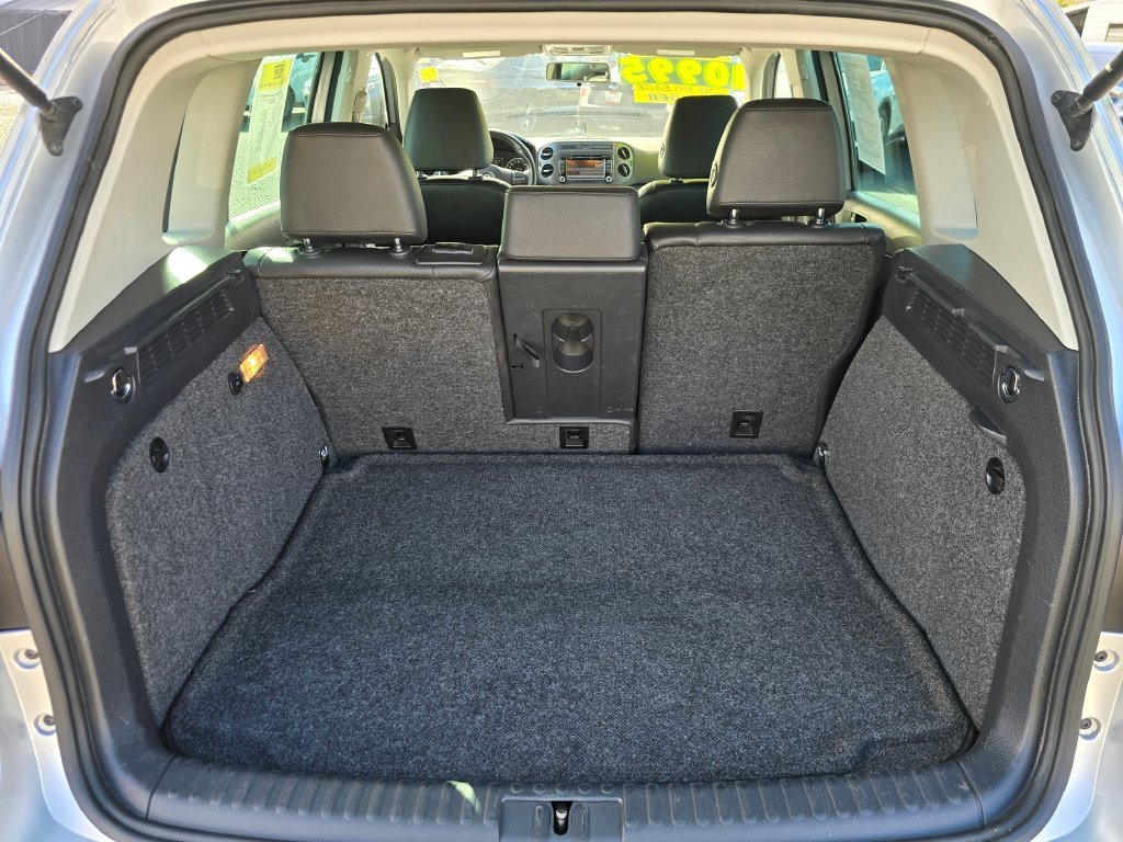 Used 2012 Silver Volkswagen SE image 16