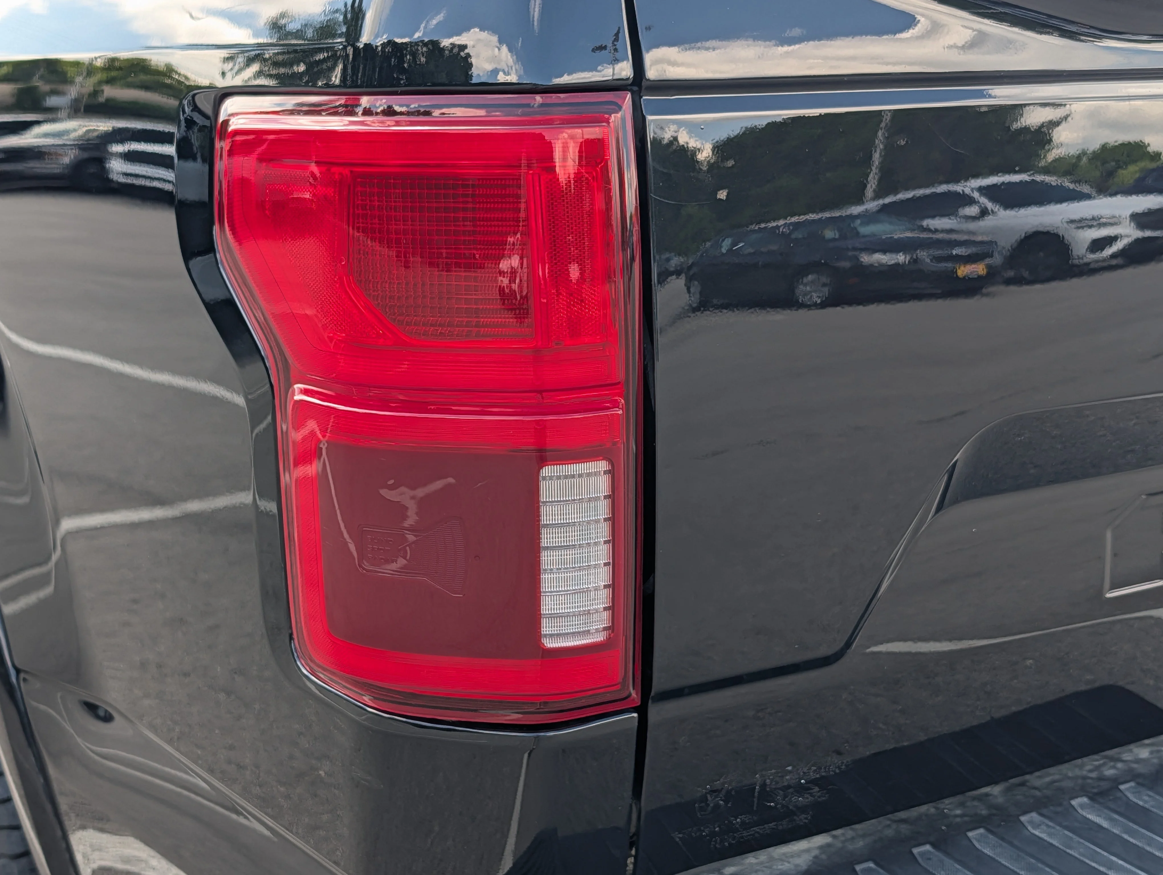 Used 2019 Agate Black Metallic Ford LARIAT image 17