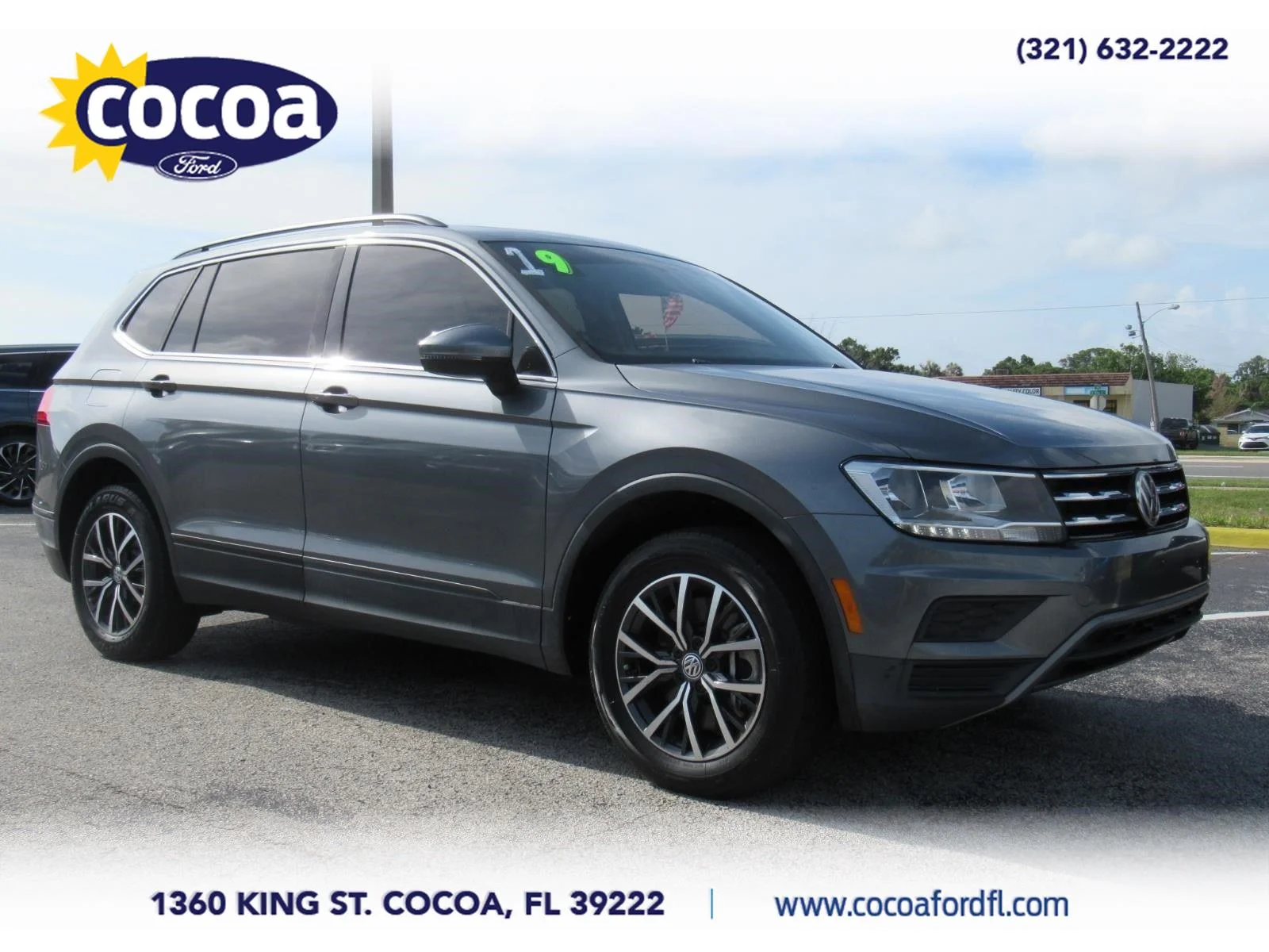 Used 2019 Platinum Gray Metallic Volkswagen SE image 1
